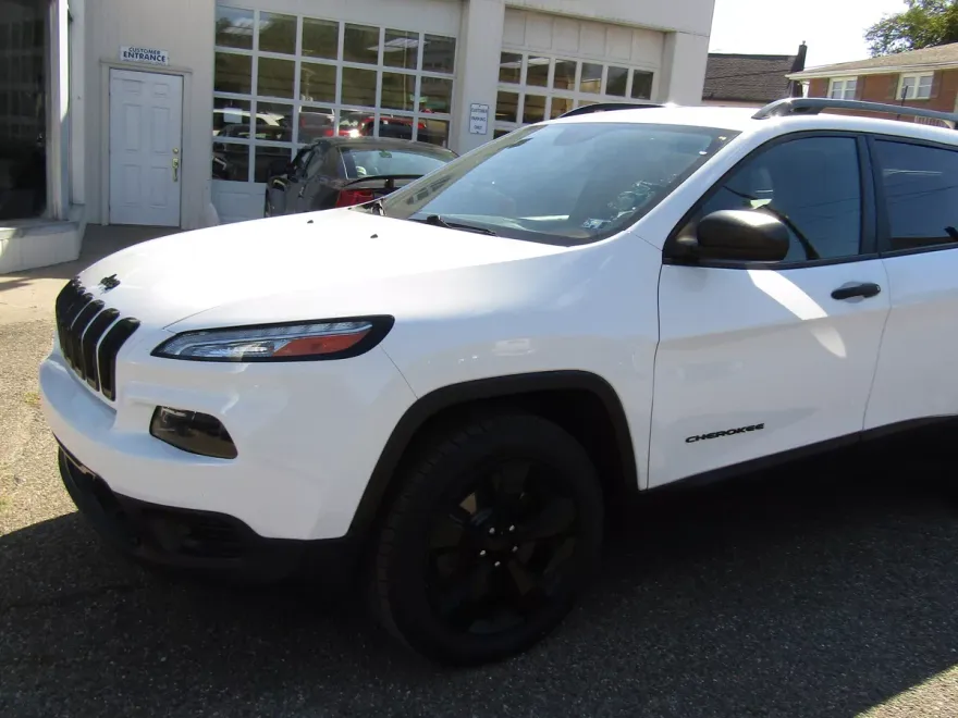 2017 Jeep Cherokee Sport photo 1