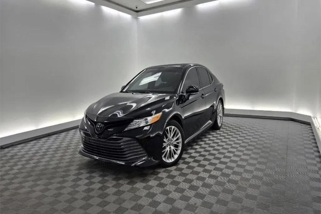 2020 Toyota Camry XLE photo 1