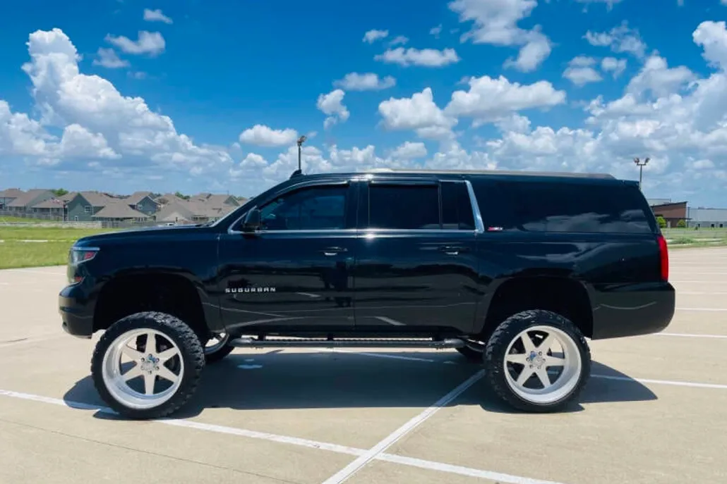 2017 Chevrolet Suburban LT photo 1