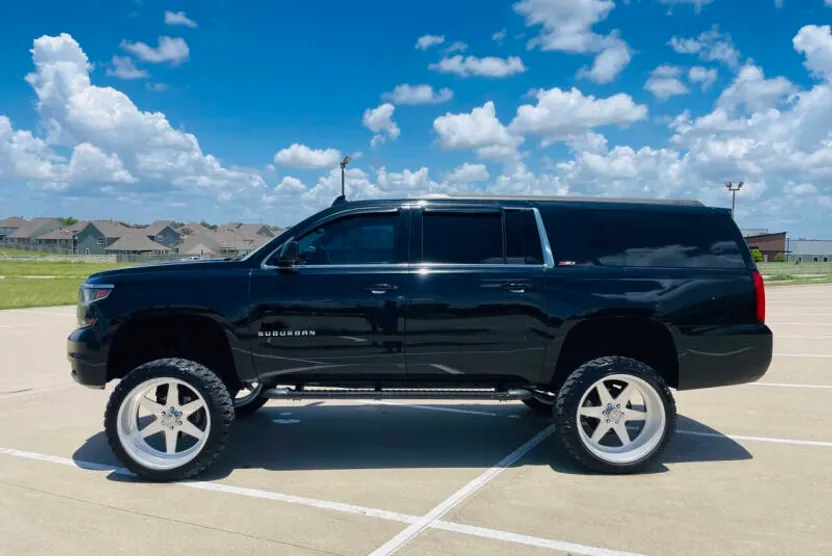 2017 Chevrolet Suburban LT photo 1