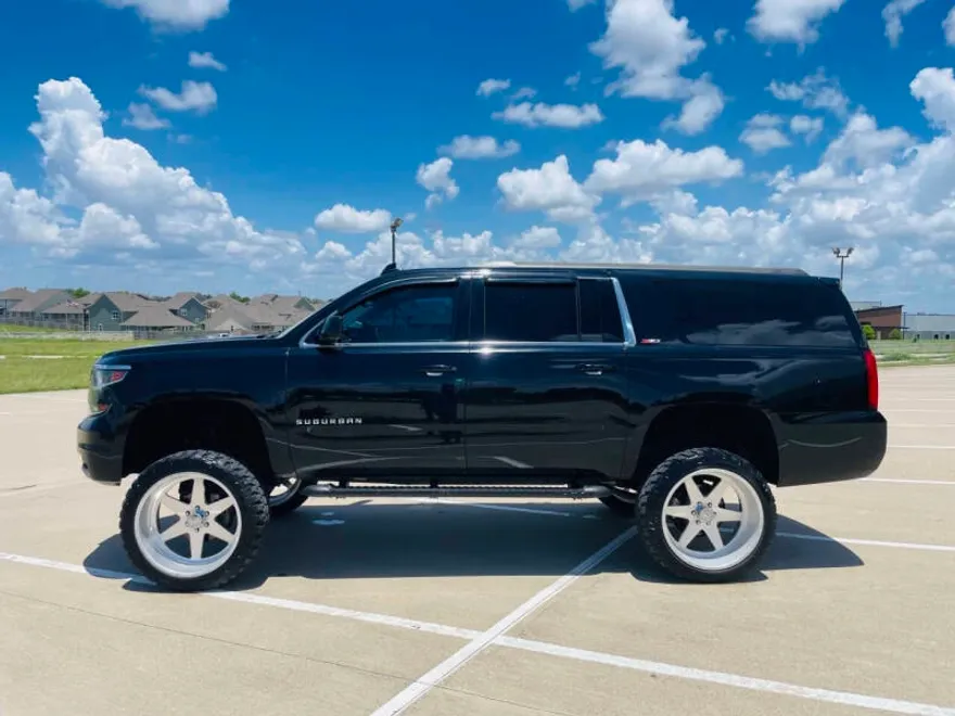 2017 Chevrolet Suburban LT photo 1