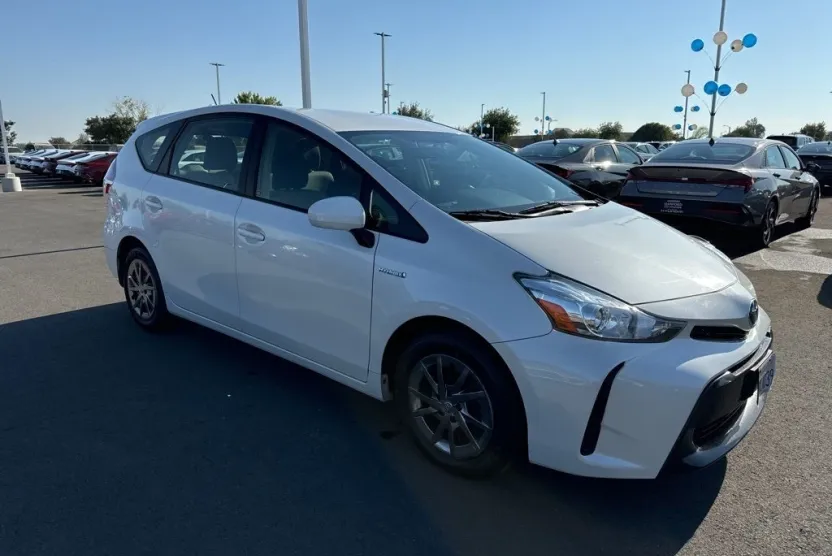 2017 Toyota Prius V Two photo 1