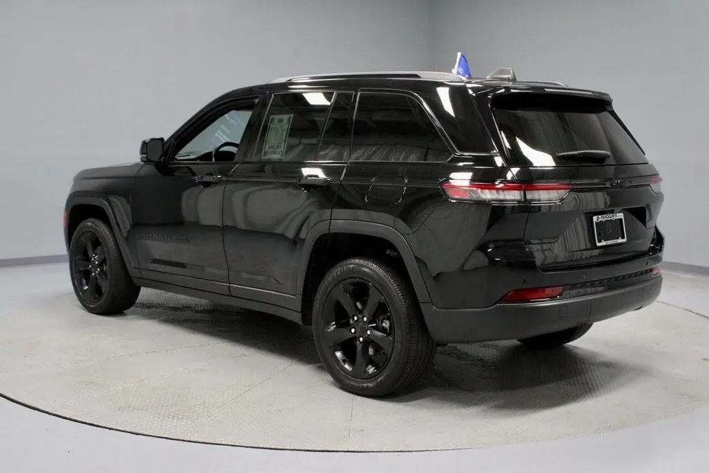 2022 Jeep Grand Cherokee Altitude photo 1