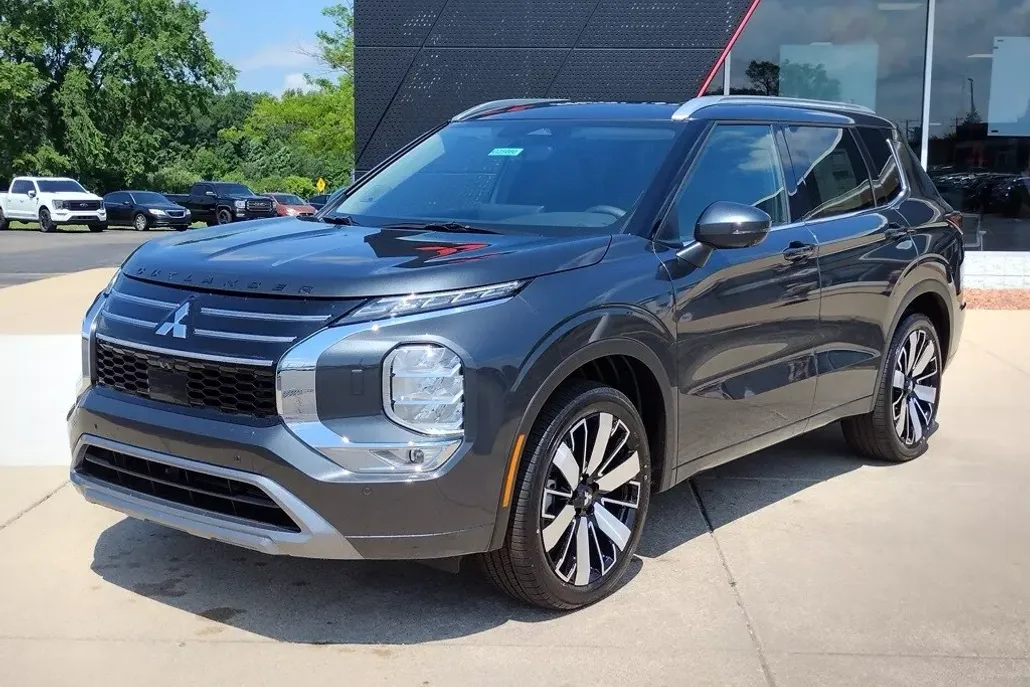 2025 Mitsubishi Outlander SEL photo 1