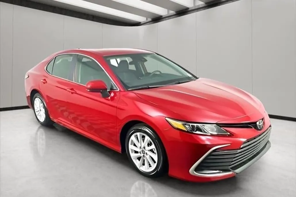 2023 Toyota Camry LE photo 1