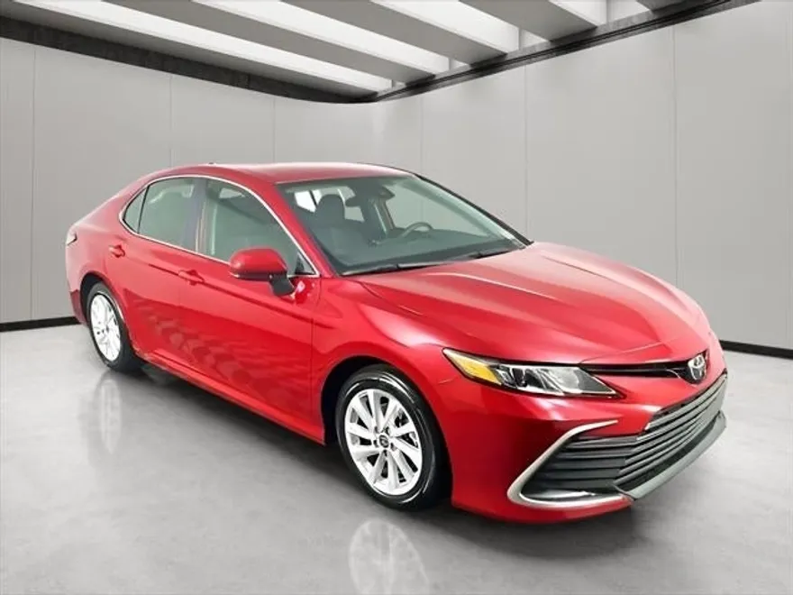 2023 Toyota Camry LE photo 1