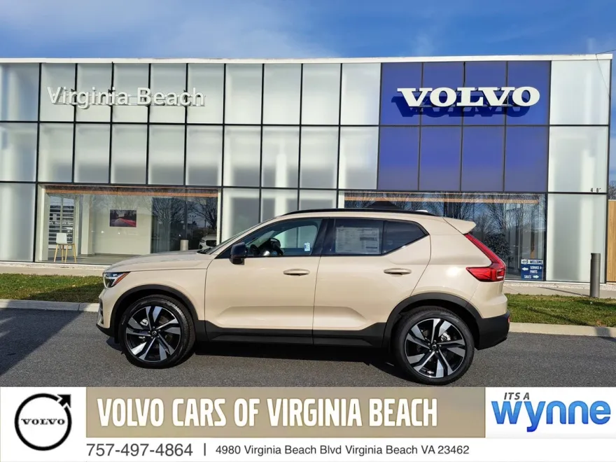 2025 Volvo XC40 photo 1
