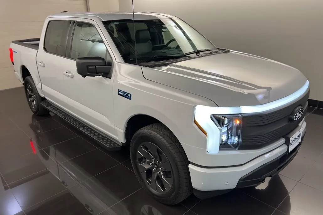 2025 Ford F-150 Lightning photo 1