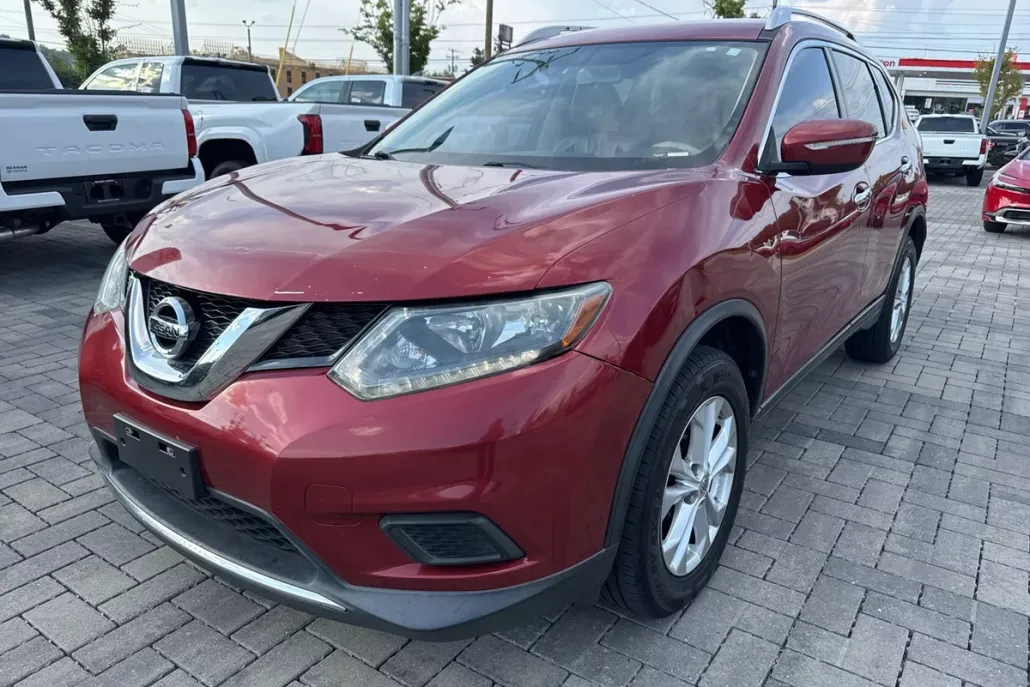 2015 Nissan Rogue SV photo 1