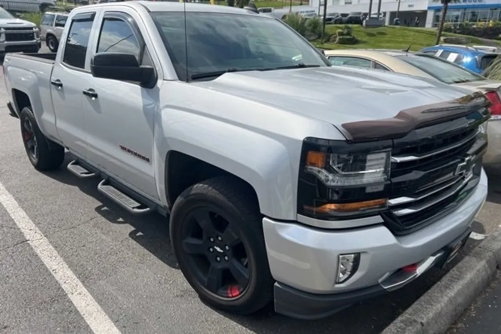 2017 Chevrolet Silverado 1500 LT photo 1