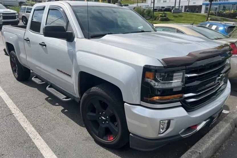 2017 Chevrolet Silverado 1500 LT photo 1