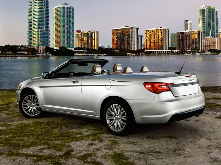 2013 Chrysler 200 Touring photo 1