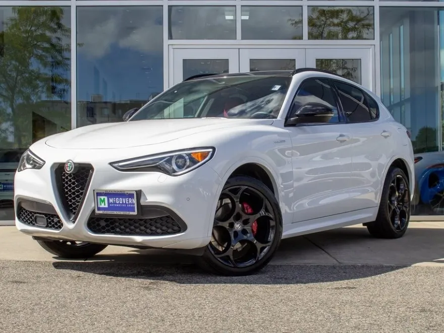 2023 Alfa Romeo Stelvio Ti photo 1