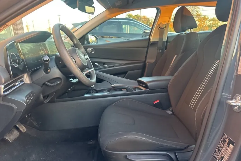 2024 Hyundai Elantra SEL photo 1