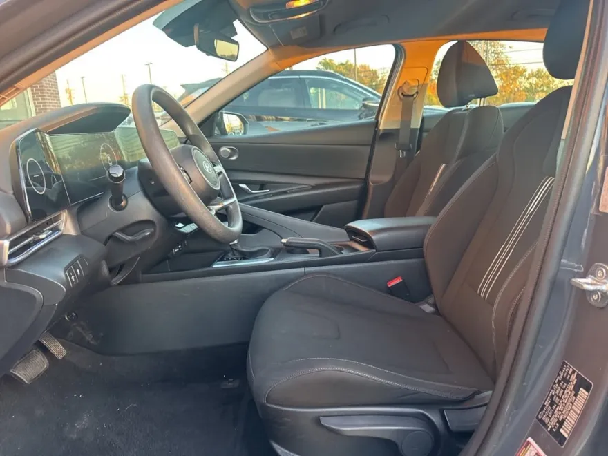 2024 Hyundai Elantra SEL photo 1