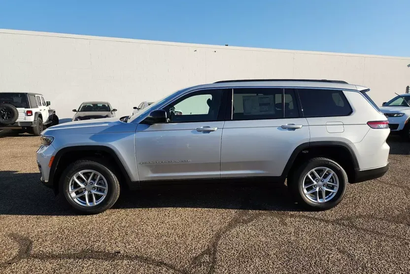 2025 Jeep Grand Cherokee Laredo photo 1