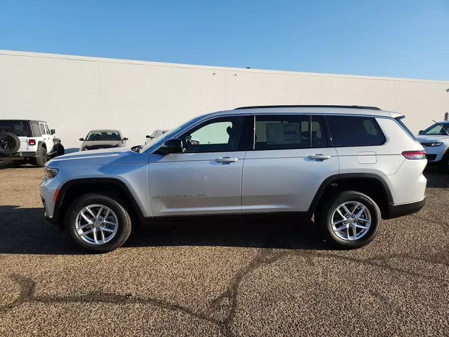 2025 Jeep Grand Cherokee Laredo photo 1