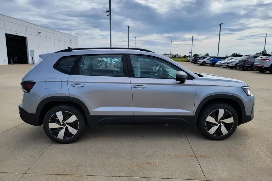 2025 Volkswagen Taos S photo 1