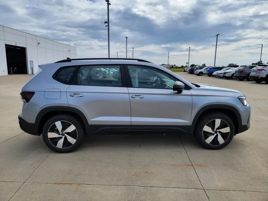 2025 Volkswagen Taos S photo 1