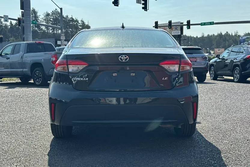 2021 Toyota Corolla LE photo 1