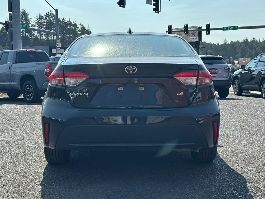 2021 Toyota Corolla LE photo 1