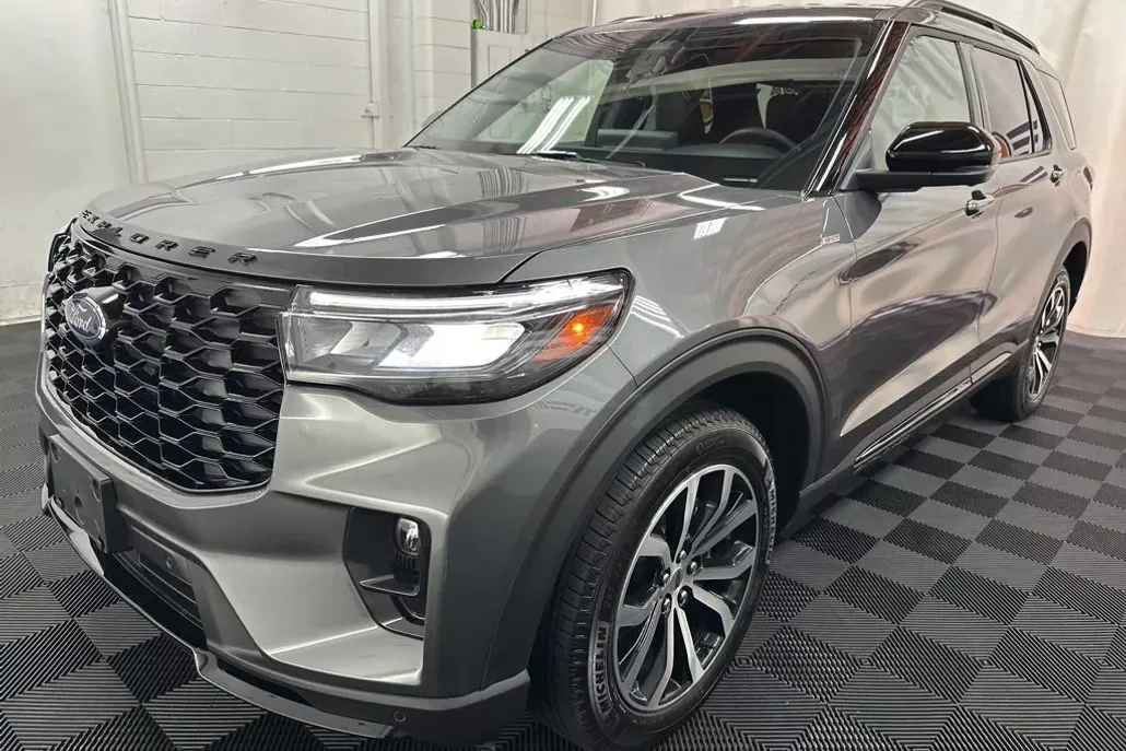 2025 Ford Explorer ST-Line photo 1