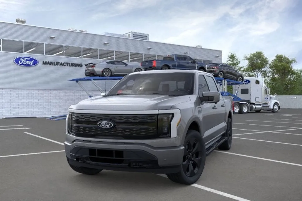 2025 Ford F-150 Lightning Platinum photo 1