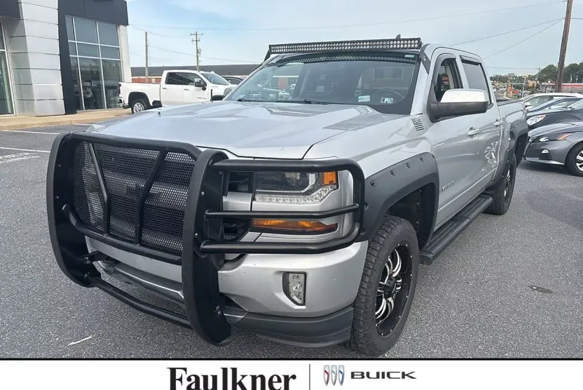 2017 Chevrolet Silverado 1500 LT photo 1