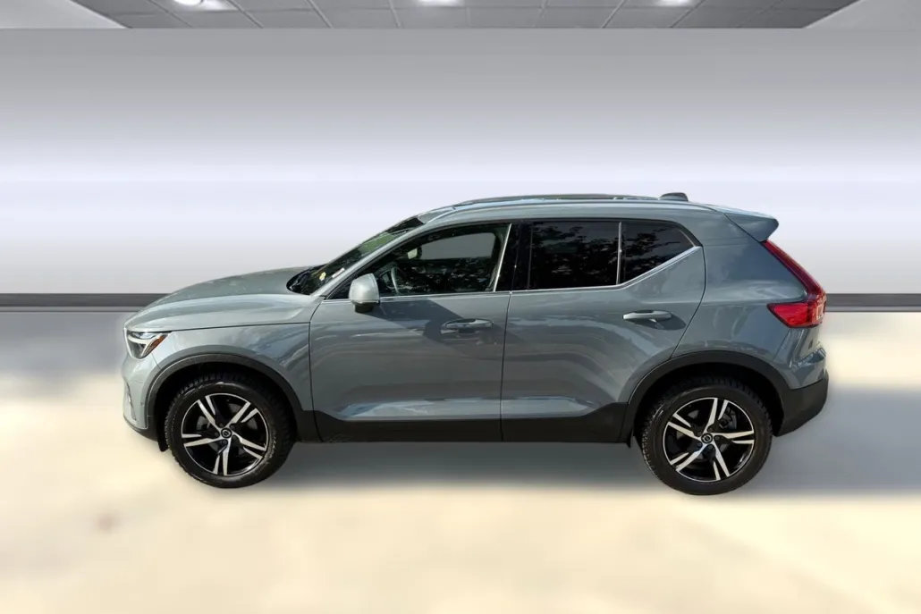 2023 Volvo XC40 Plus photo 1