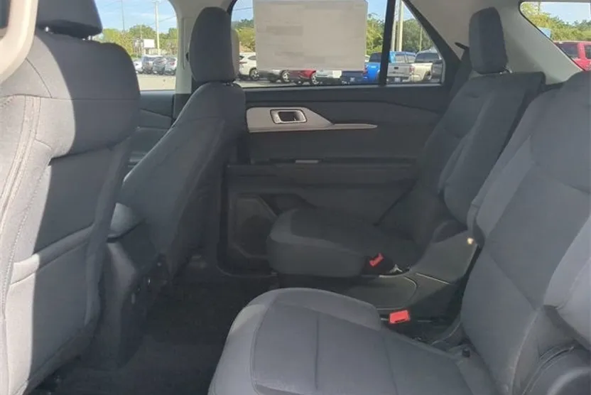2025 Ford Explorer photo 1
