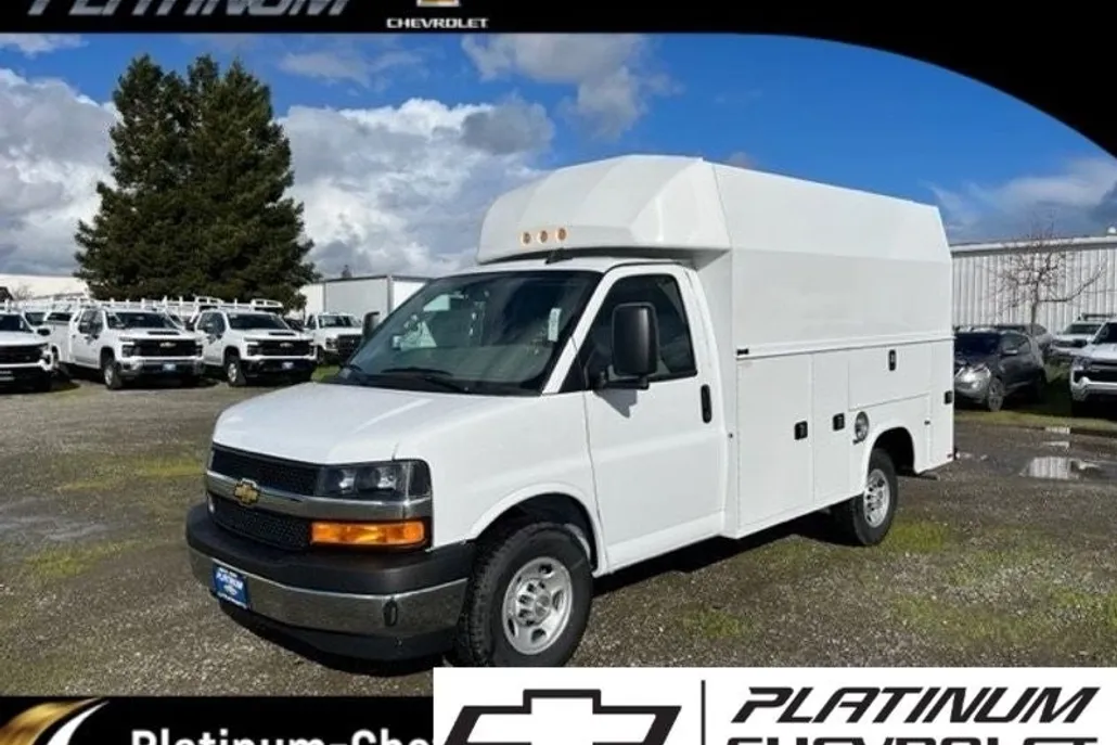 2023 Chevrolet Express Cutaway 3500 photo 1