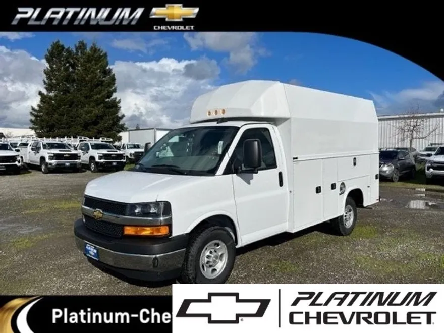 2023 Chevrolet Express Cutaway 3500 photo 1