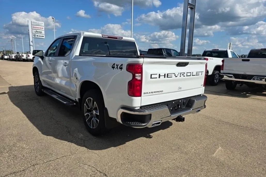 2023 Chevrolet Silverado 1500 LT photo 1