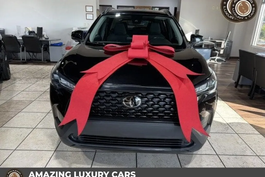 2022 Toyota Corolla Cross LE photo 1