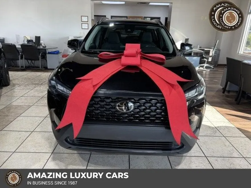 2022 Toyota Corolla Cross LE photo 1