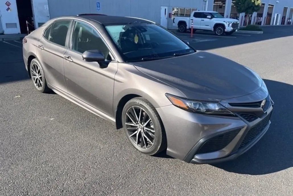 2021 Toyota Camry SE photo 1