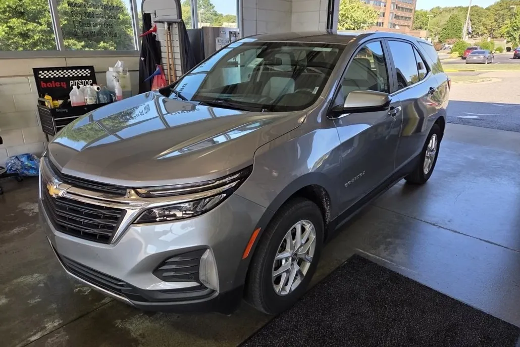 2024 Chevrolet Equinox LT photo 1