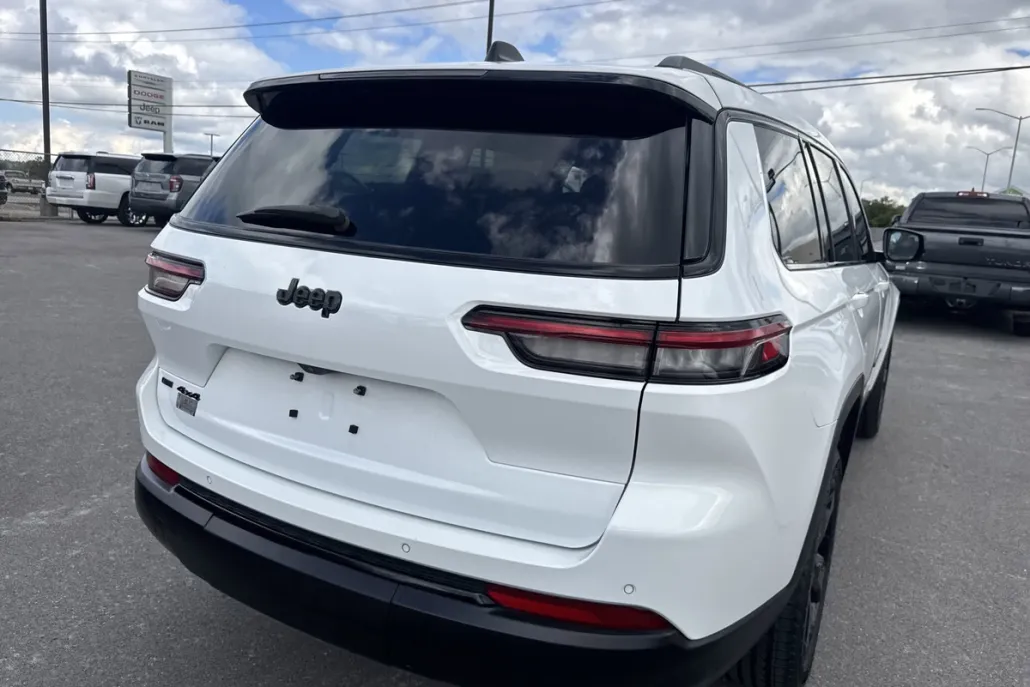 2023 Jeep Grand Cherokee Altitude photo 1