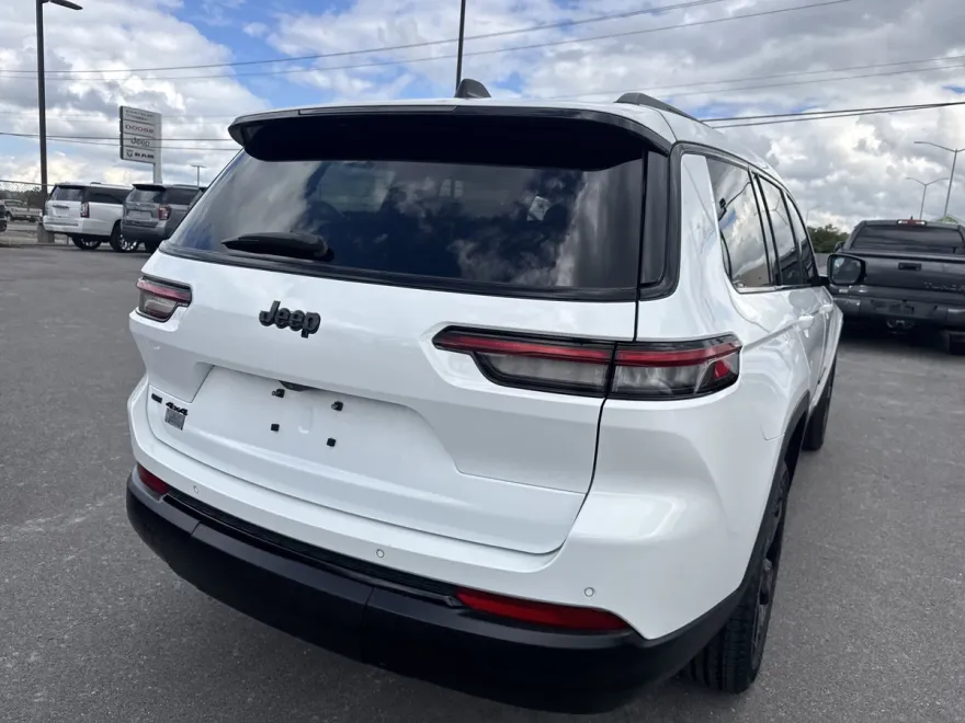 2023 Jeep Grand Cherokee Altitude photo 1