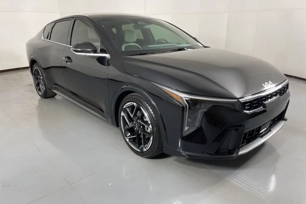 2025 Kia K4 GT-Line photo 1