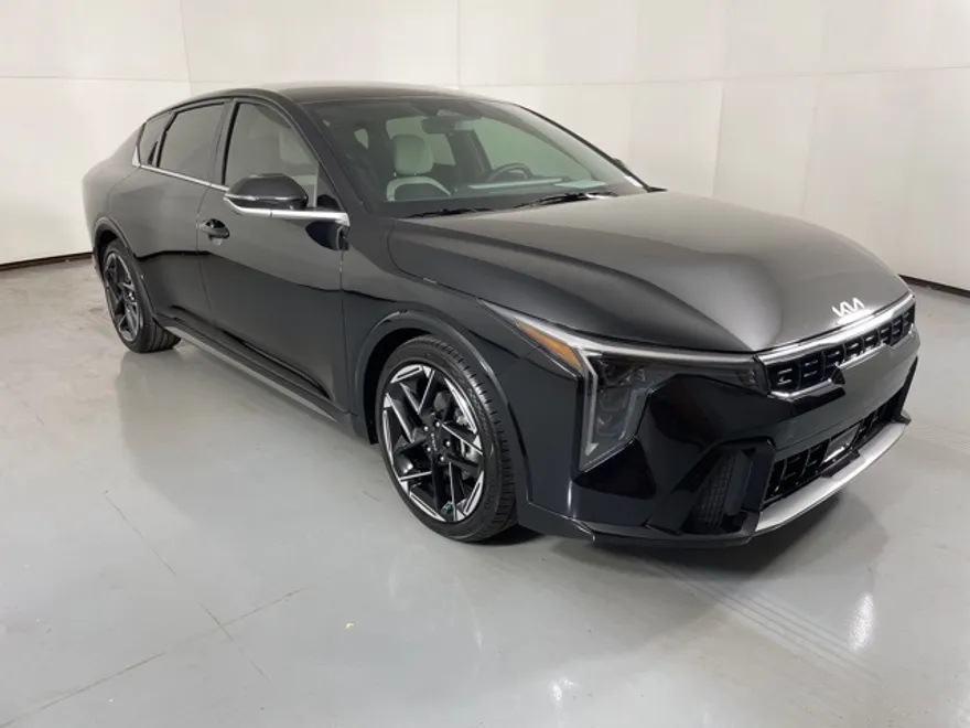 2025 Kia K4 GT-Line photo 1