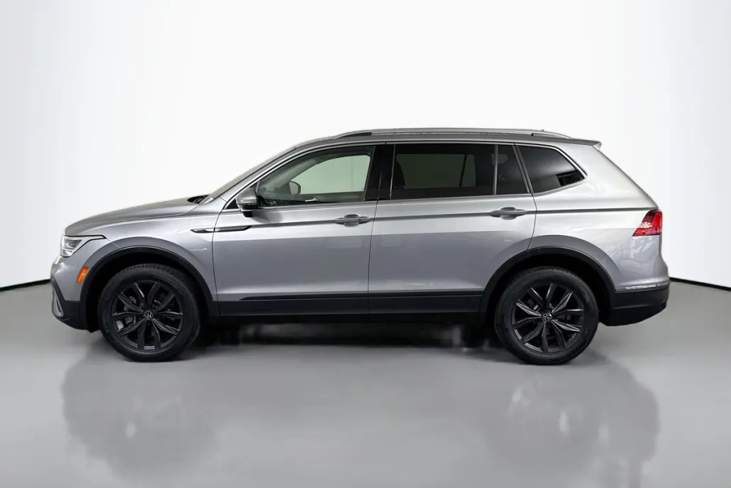 2023 Volkswagen Tiguan SE photo 1