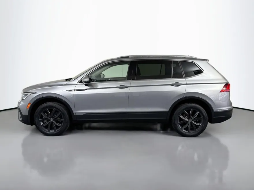 2023 Volkswagen Tiguan SE photo 1