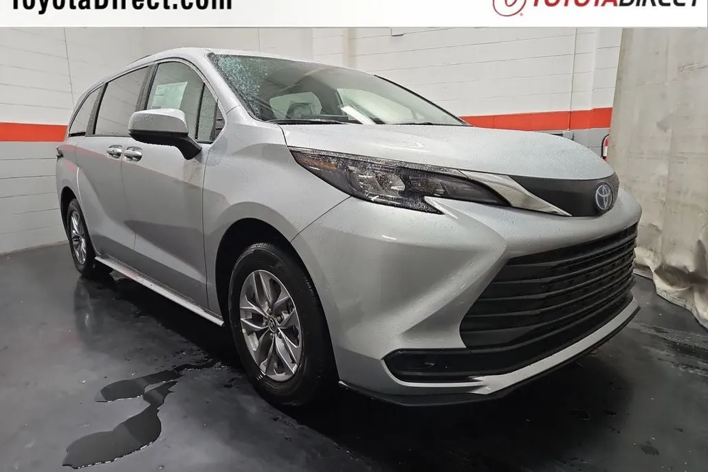 2025 Toyota Sienna LE photo 1