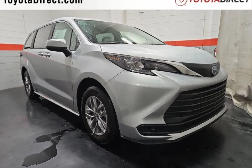 2025 Toyota Sienna LE photo 1