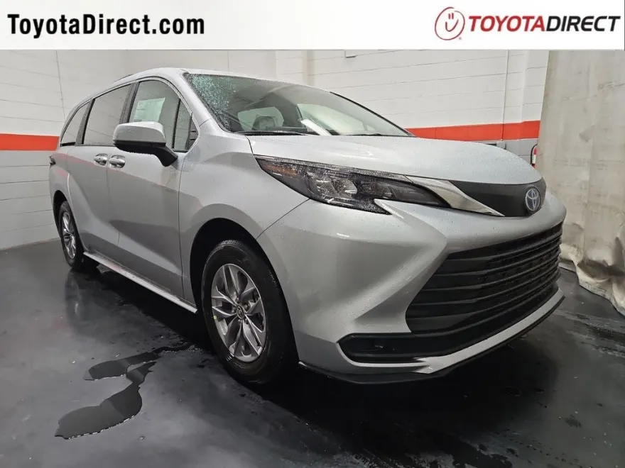 2025 Toyota Sienna LE photo 1