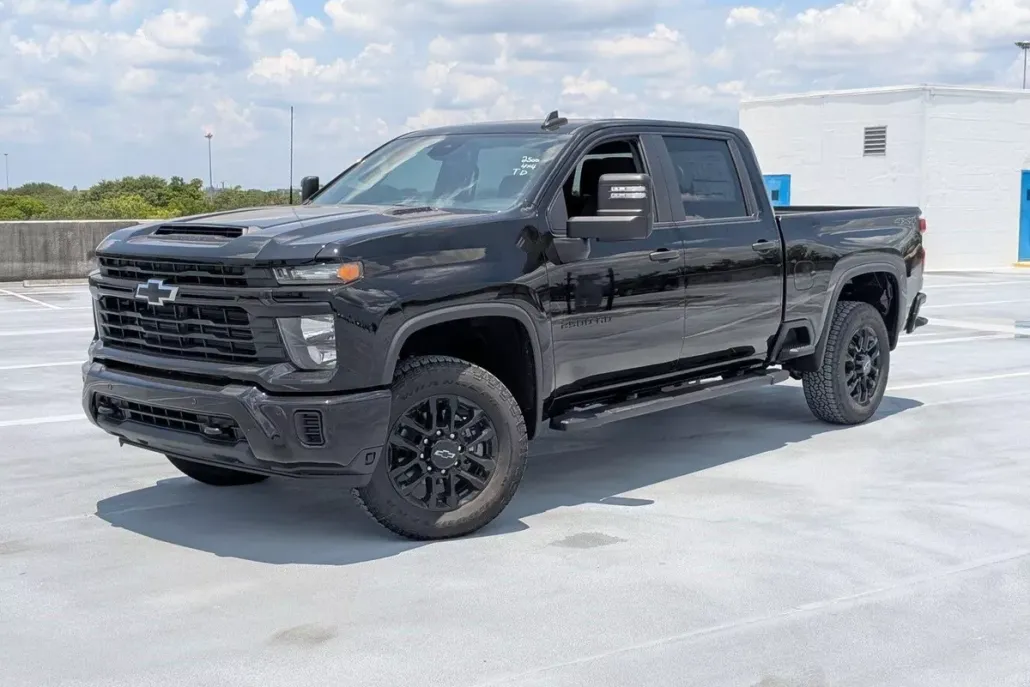 2025 Chevrolet Silverado 2500HD Custom photo 1