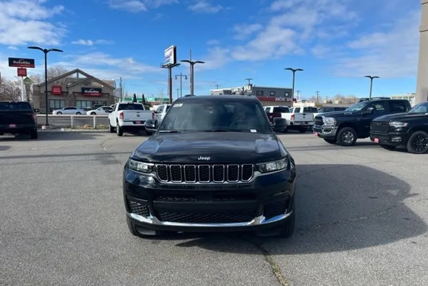 2025 Jeep Grand Cherokee Laredo photo 1