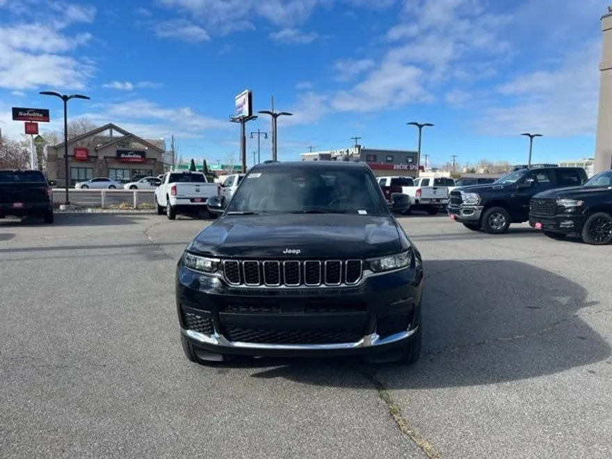 2025 Jeep Grand Cherokee Laredo photo 1