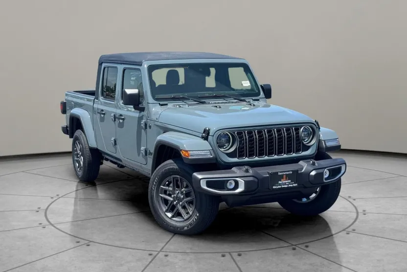 2025 Jeep Gladiator Sport S photo 1